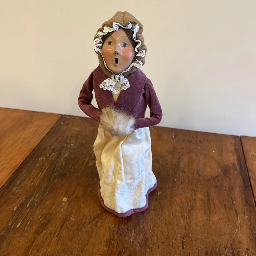 1993 BYERS CHOICE CHRISTMAS CAROLER Woman Brown Hair, Pink Purple Coat, White